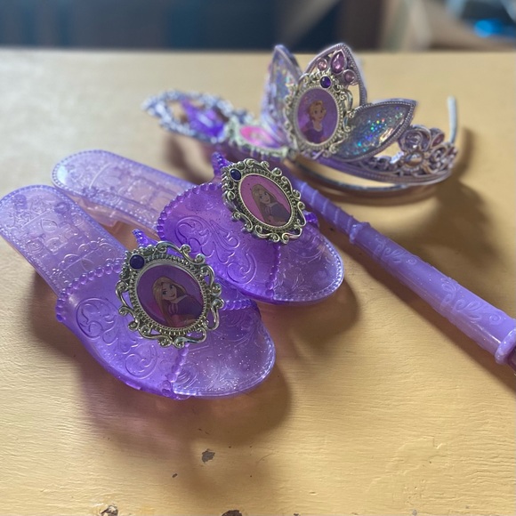 Rapunzel Accessory Kit - Picture 2 of 2